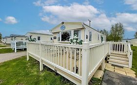 Great Caravan With Large Decking Area And Private Hot Tub, Ref 95016Sw